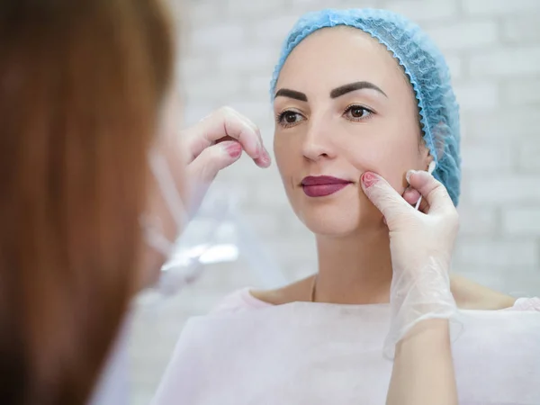 Cosmetología decorativa maquillaje labial permanente — Foto de Stock