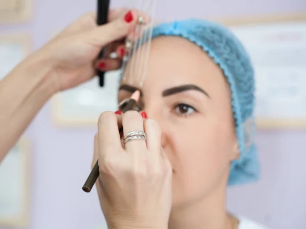 Maquillaje permanente profesional artista ceja — Foto de Stock