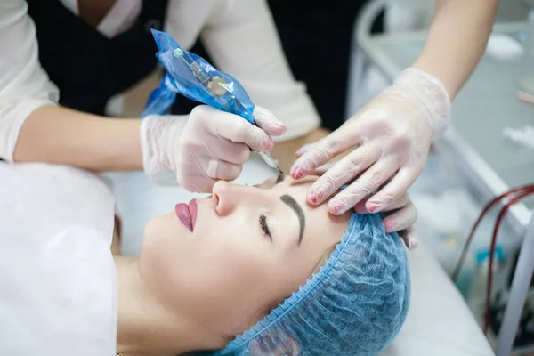 Maquillage permanent des sourcils procédure beauté du visage — Photo