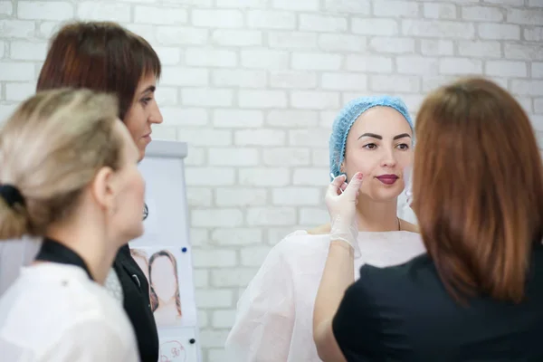 Cosmetología decorativa Lady procedimiento de cuidado de la piel — Foto de Stock