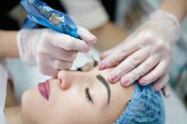 kaş microblading bayan yüz güzellik prosedürü