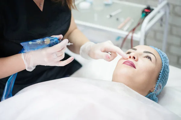 Machine de tatouage esthéticienne de cosmétologie décorative — Photo