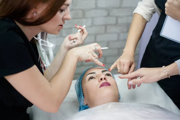 Cours de formation permanente maquillage conception sourcils — Photo