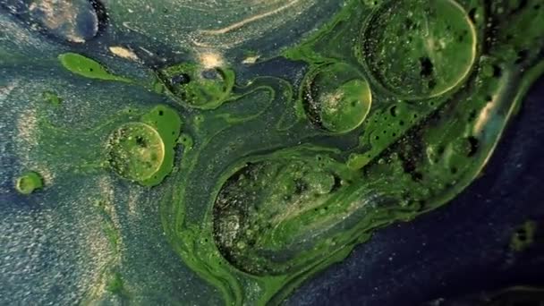 Derrame de tinta tóxico veneno pintura verde flujo líquido aceitoso — Vídeo de stock