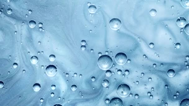 Movimiento de tinta agua gotas cielo azul brillo pintura flujo — Vídeos de Stock