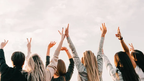 Jóvenes divertido espiritual libertad alegría adolescente chicos niñas — Foto de Stock