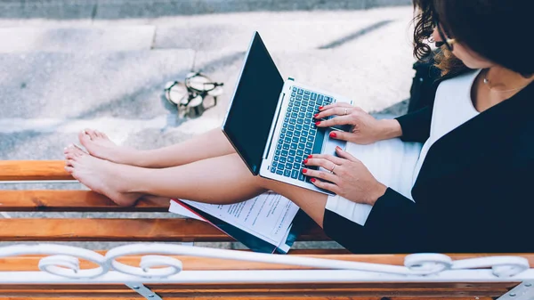 Freelancer estilo de vida trabajo remoto mujer exitosa — Foto de Stock