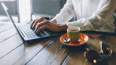 serbest yaşam tarzı uzaktan iş kadın yöneticisi