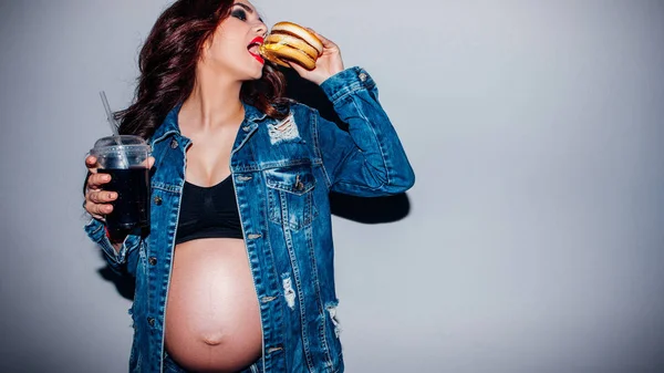 Niezdrowe dieta Junk Fast food Kobieta w ciąży — Zdjęcie stockowe