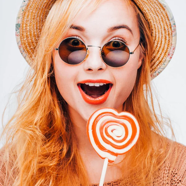 Yaz neşesi eğlence eğlence eğlence eğlence hipster kız — Stok fotoğraf