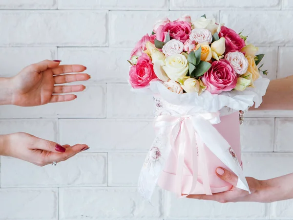Servicio de entrega de flores regalo de cumpleaños sorpresa — Foto de Stock
