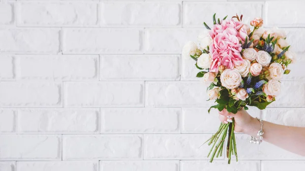 Regalo de flores mujeres día ramo de felicitación — Foto de Stock