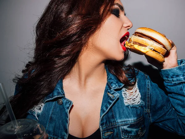 Dipendenza da fast food deliziosa donna pasto americano — Foto Stock