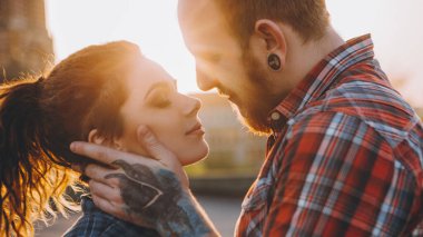 Romantik randevu. Nazik, dokunaklı, sevgi dolu çift.