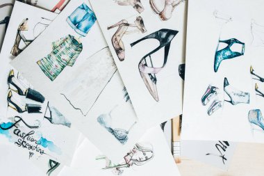 Tasarımcı işyeri moda taslak çizimi