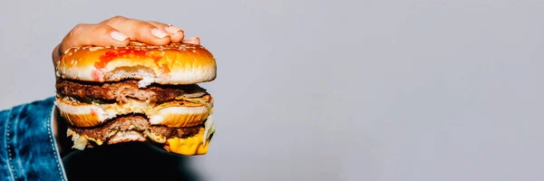 Sağlıksız, fast food, duble çizburger. — Stok fotoğraf