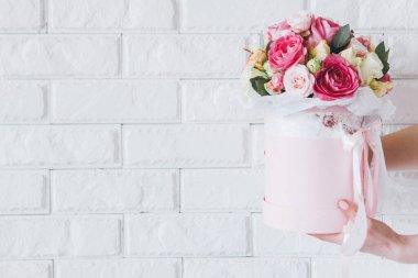 Çiçekçilik, doğal dekor hediye buketi.