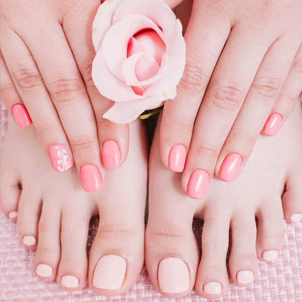 Uñas estudio cuidado de los pies manicura pedicura femenina — Foto de Stock