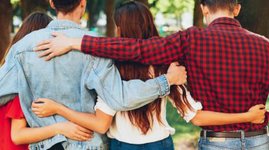 Çok eşlilik iki erkek ve kadının kucaklaşması gibidir.