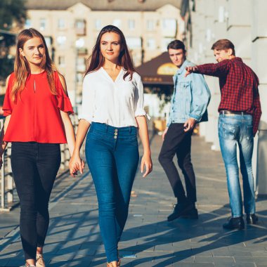 cinsel tolerans erkekler el ele tutuşan kadınlara bakıyor