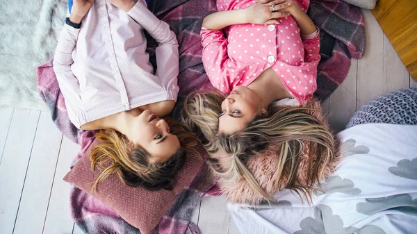 Ragazze amicizia femminile sdraiato pavimento godendo — Foto Stock