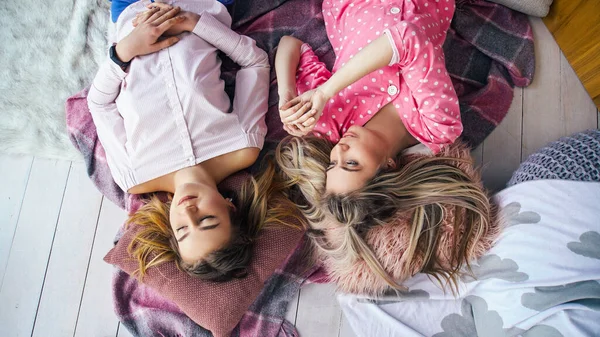Ragazze pigiama party femminile migliori amici pavimento chat — Foto Stock