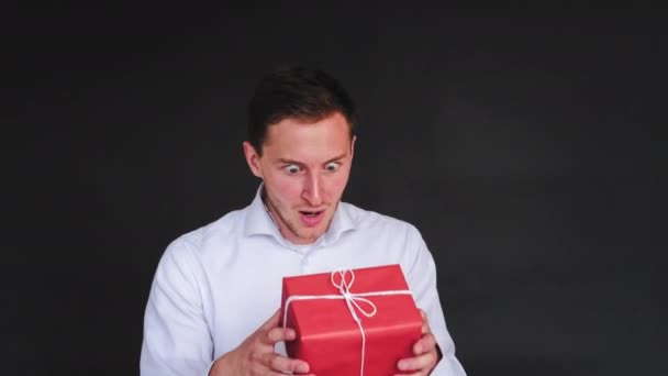 Vakantie verrassing nieuwsgierig jongen geschenk doos set van 2 — Stockvideo