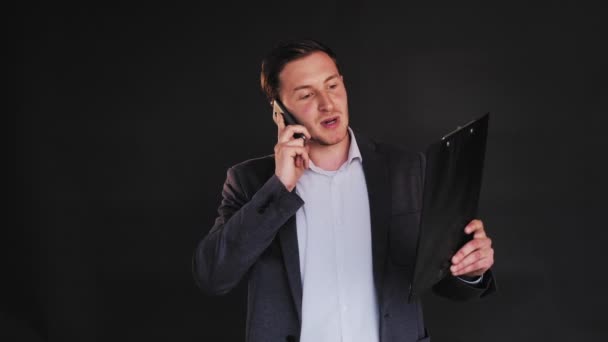 Zakengesprek man bespreken project telefoon zwart — Stockvideo