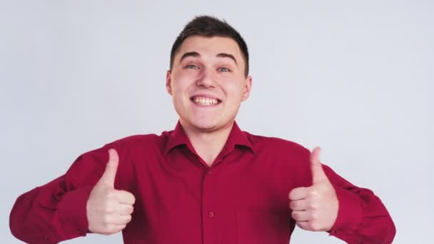 Homem alegre retrato aprovação sinal polegares para cima — Vídeo de Stock