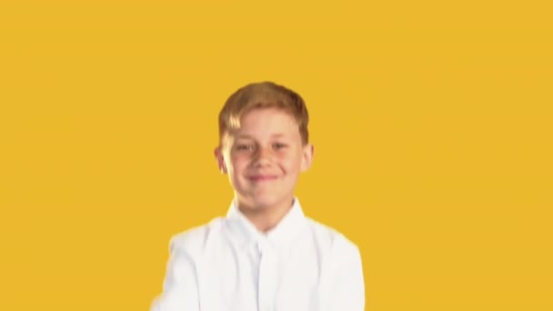 Χαρούμενο παιδικό πορτραίτο πίσω στο σχολικό αγόρι κομφετί — Αρχείο Βίντεο