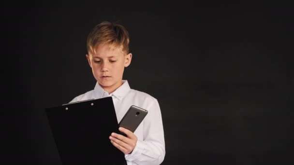 Gyerekek üzleti okos fiatal fiú dolgozik telefon — Stock videók