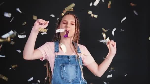 Вечірка на день народження святкова весела дівчина танцює конфетті — стокове відео