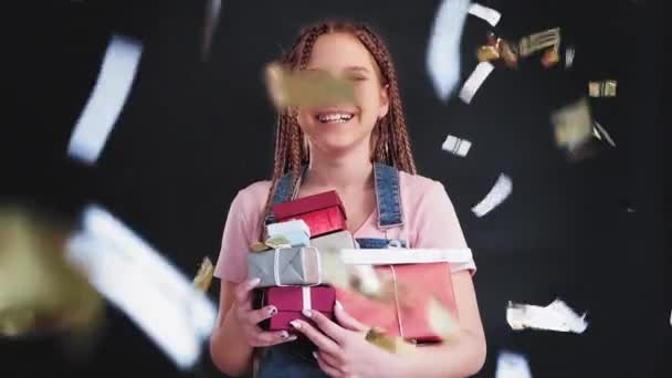 Festligt porträtt glad flicka presentförpackning konfetti — Stockvideo