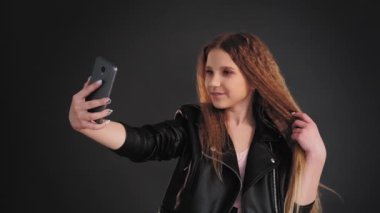 Sosyal medya kızı selfie akıllı telefon.