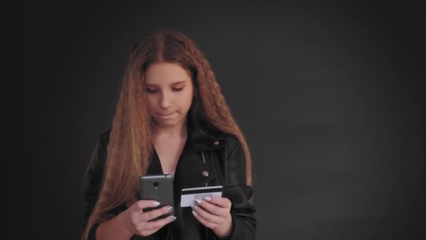 Онлайн покупки мобільних банківських дівчат кредитної картки — стокове відео