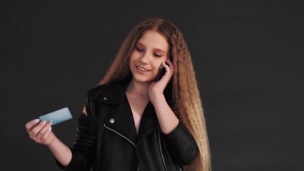 Mobil foglalás magabiztos lány hitelkártya telefon — Stock videók