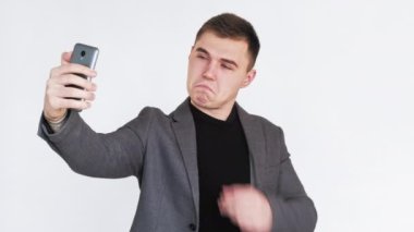 Sosyal medya bağımlısı iş adamı özçekim telefonu