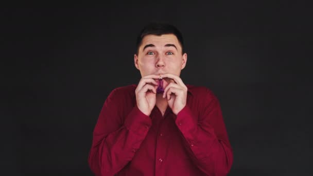 Portrait festif gars partie corne confettis pluie — Video