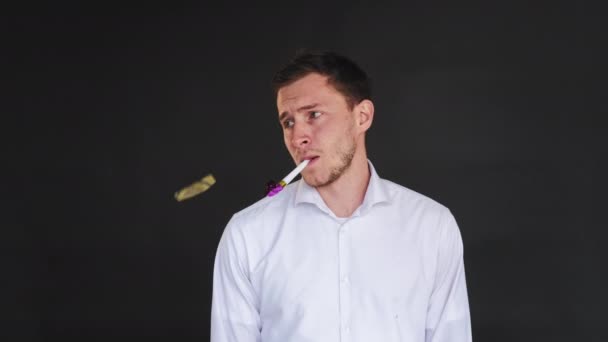 Feestelijk portret triest partij man huilen confetti — Stockvideo