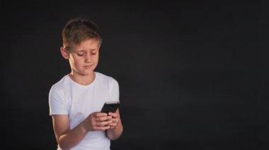 Online iletişimci çocuk mobil uygulama akıllı telefon