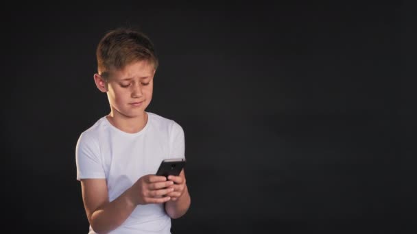 Online επικοινωνία αγόρι κινητό app smartphone — Αρχείο Βίντεο
