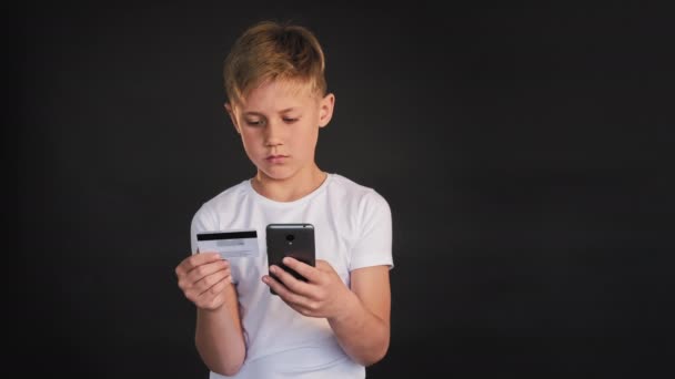 Online vásárlás fiatal fiú hitelkártya okostelefon — Stock videók