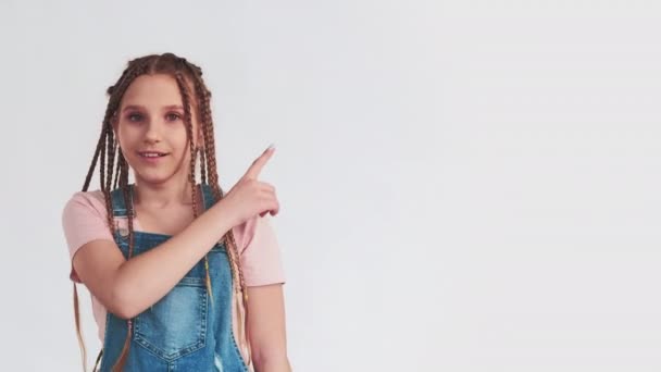 Verbaasd meisje portret verrast wijzend kopieerruimte — Stockvideo