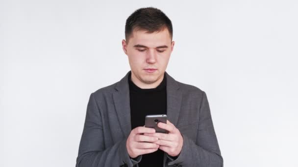 Corporativo bate-papo homem de negócios texting smartphone — Vídeo de Stock