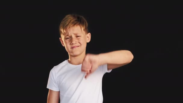 Vergonha gesto perdedor sinal menino mostrando polegares para baixo — Vídeo de Stock