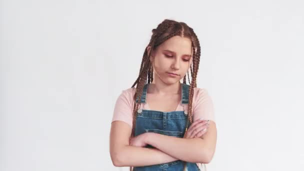 Bouleversé fille portrait offensé adolescent croisé bras — Video