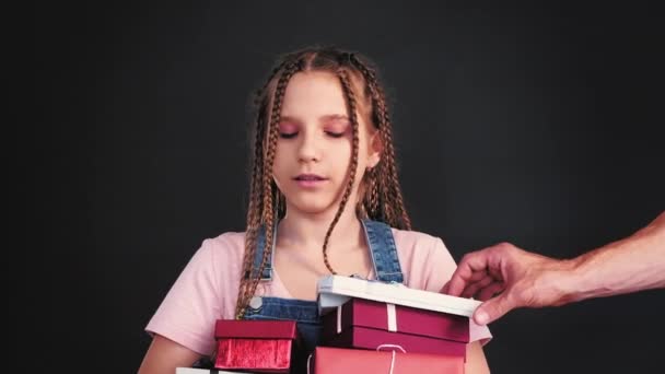 Trauriger Geburtstag Eltern nehmen Geschenk-Boxen Mädchen — Stockvideo