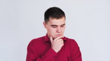 Düşünceli adam portresi çizen adam seçenekleri karşılaştırıyor.
