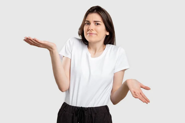 Kafası karışmış kadın portresi şüpheli belirsizlik