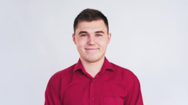 Mutlu adam portresi tatmin olmuş kırmızı gömlekli adam.